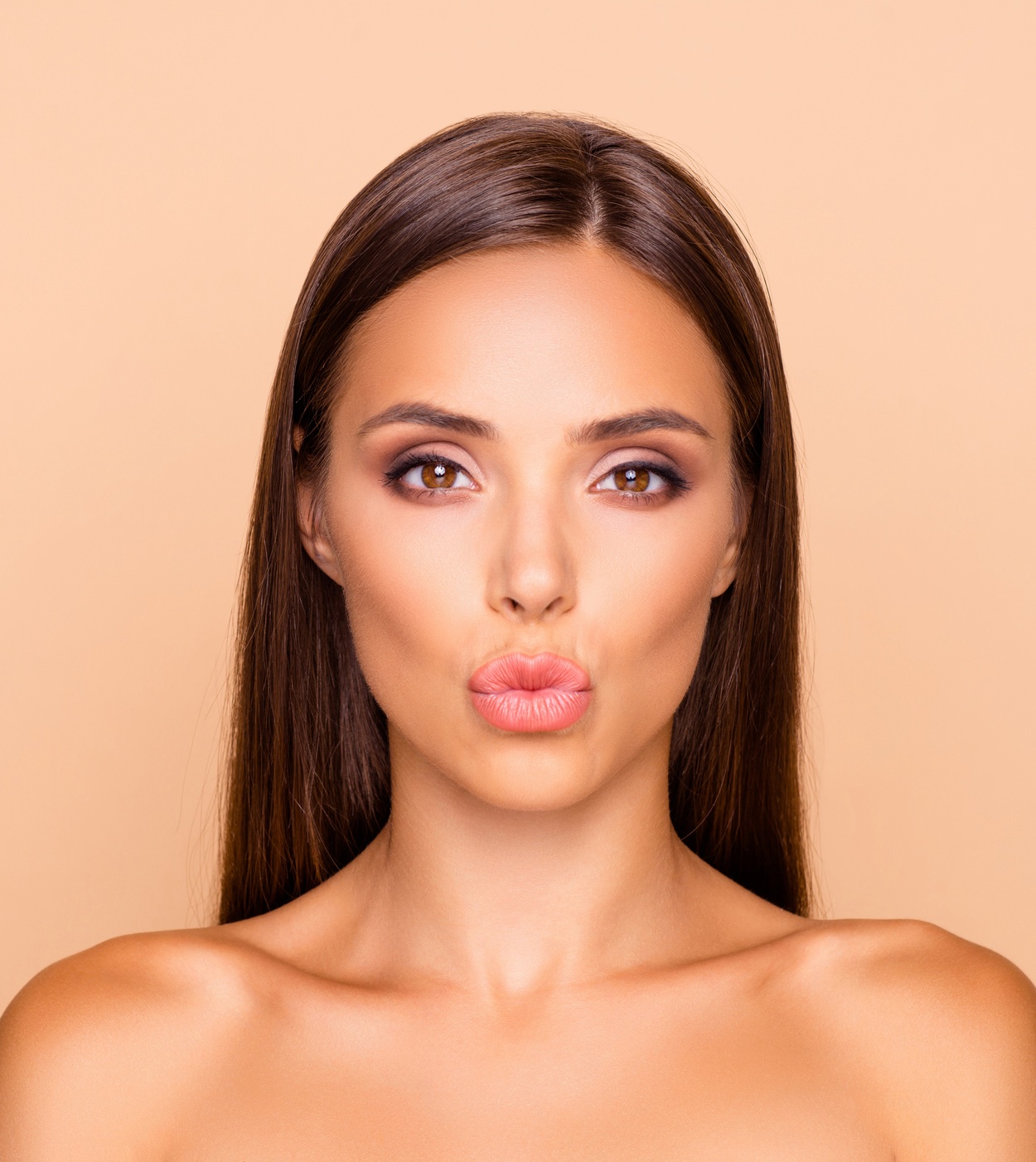 Junge, dunkelhaarige Frau, mit sch&ouml;nen vollen Lippen nach einer Lippenunterspritzung.