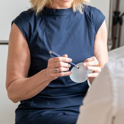 Dr. med. Svenja Giessler erklärt dem Patienten, die Funktion von einem Brustimplantat.