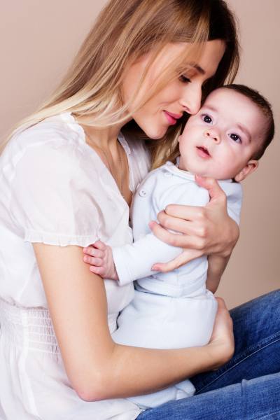 Mutter mit Baby – Bruststraffung nach Stillzeit
