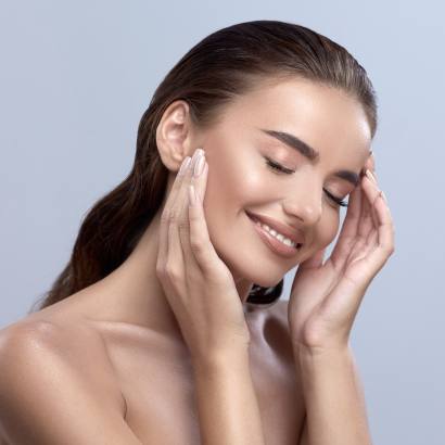 Schöne Frau, nach einer Behandlung mit Biostimulatoren, für ein jüngeres Aussehen.